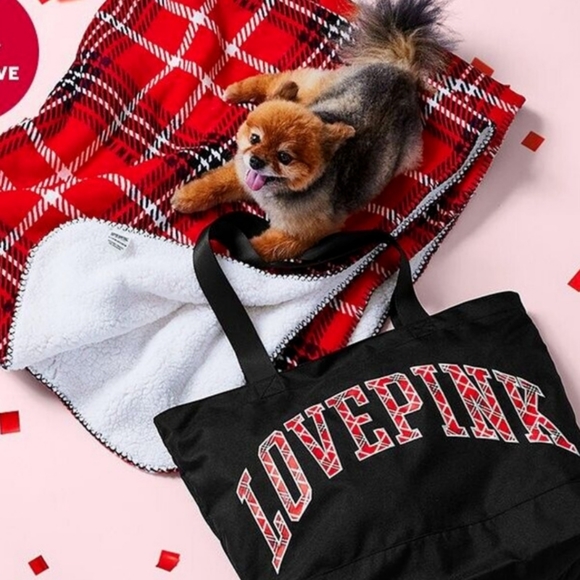 VICTORIA'S ❤️❤️SECRET PINK CHRISTMAS PLAID TOTE AND BLANKET💚❤️💚 - Picture 3 of 8